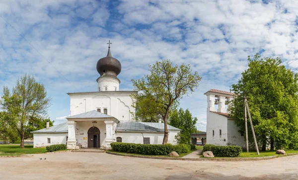 Vista sobre la iglesia de la Asunción de la Santísima Virgen con Ferr — Foto de Stock