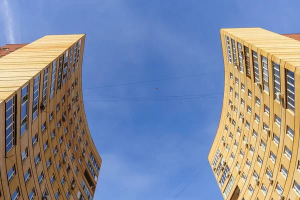 Deux tours d'un immeuble avec un avion — Photo