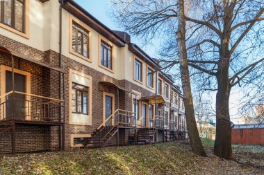 Rahat bir avlu, bir townhouse, bir ağaç