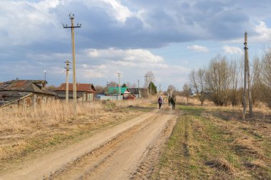 Kirli bir yolun köyün aracılığıyla