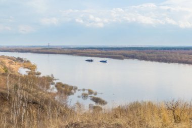 Üç tugs Oka Nehri boyunca seyahat