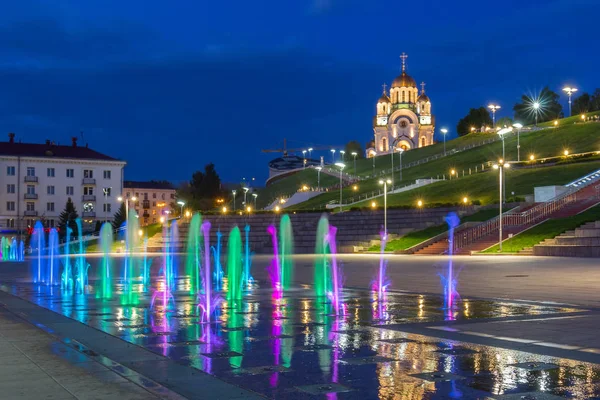 Dansande fontän i Samara på Glory Square — Stockfoto