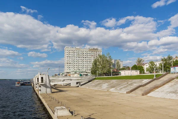 Veduta della stazione fluviale e dei moli di Samara in estate — Foto Stock