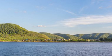 Volga 'nın kıyısında Zhiguli Dağları' nda yerleşim yeri