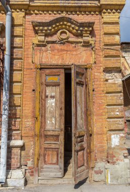 Samara 'da eski bir evin ahşap kapısı.