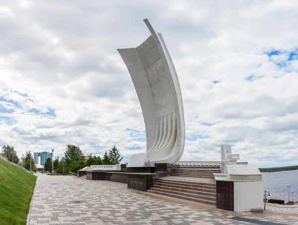 Stele Shallop en el Volga en Samara —  Fotos de Stock