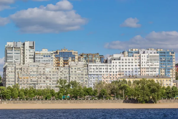 Bostadsbyggnader på banvallen i Samara, Ryssland — Stockfoto