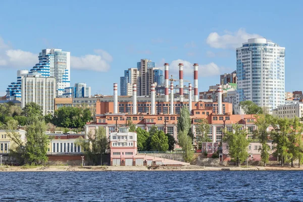 Utsikt över kraftverk och hus i Samara, Ryssland — Stockfoto