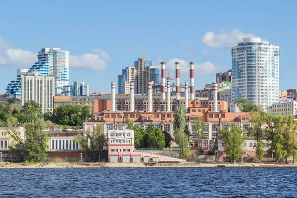 Vue sur les centrales électriques et les maisons à Samara, Russie — Photo