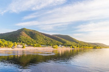 Gün batımında Zhiguli dağları, Samara bölgesi.