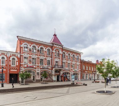 Balkonlu ve Leningradskay 'da kulesi olan bir ev.