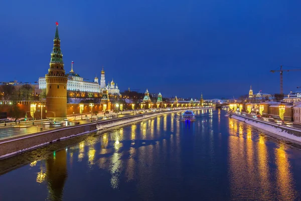 Cremlino e fiume a Mosca la sera d'inverno — Foto Stock
