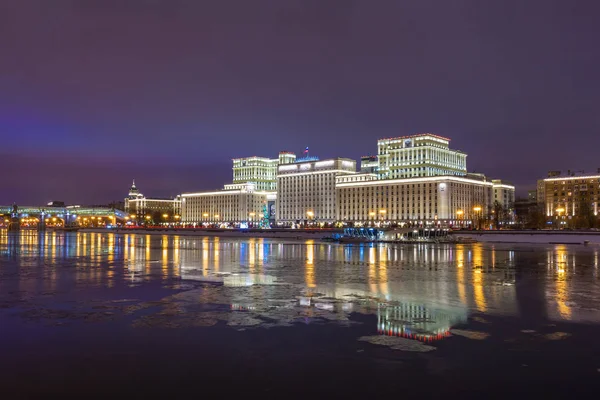 Russisches Verteidigungsministerium in Moskau auf dem Damm — Stockfoto