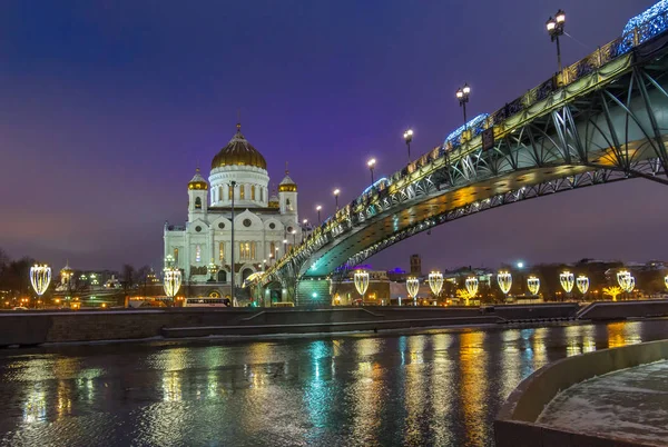 Die Kathedrale von Christus dem Erlöser und die Brücke über den Fluss in — Stockfoto