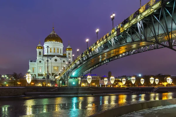 Patriarchalische Brücke und die Kathedrale von Christus dem Erlöser in mos — Stockfoto