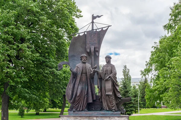 Monument över Peter och Fevronia i Samara i parken — Stockfoto