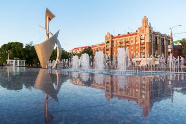 Samara 'daki yansımasıyla Çeşme Yelkeni