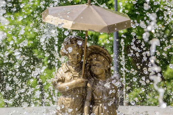 Brunnen Junge und Mädchen unter einem Regenschirm in Samara — Stockfoto