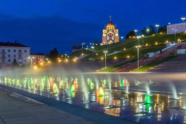Glowing fountain on the Glory Square in Samara at evening — Stock Photo, Image