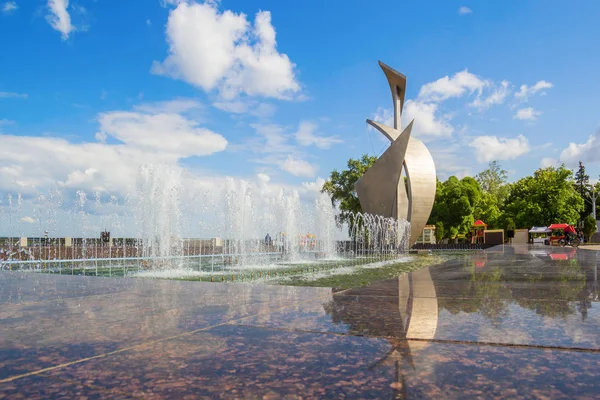 Sail Fountain em Embankment em Samara, Rússia — Fotografia de Stock