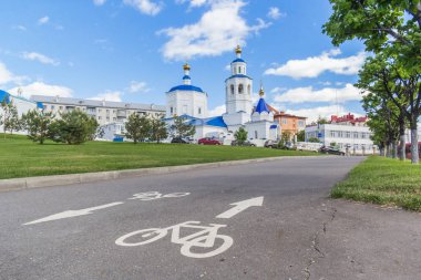 Kazan 'daki Paraskeva Cuma Kilisesi yakınlarındaki bisiklet yolu.