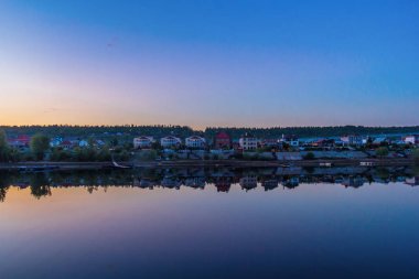 Geceleri kıyıda aydınlık evlerin manzarası