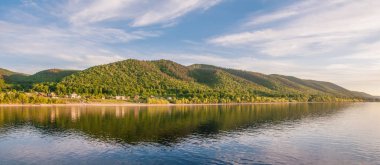 Gün batımında Zhiguli Dağlarının Panoraması