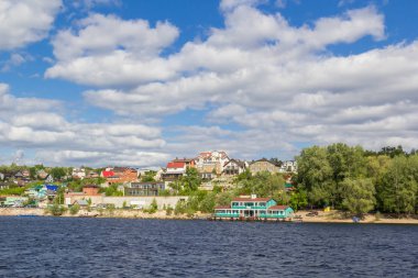 Rusya 'da nehir ve yerleşim alanı yakınında bir iskele.