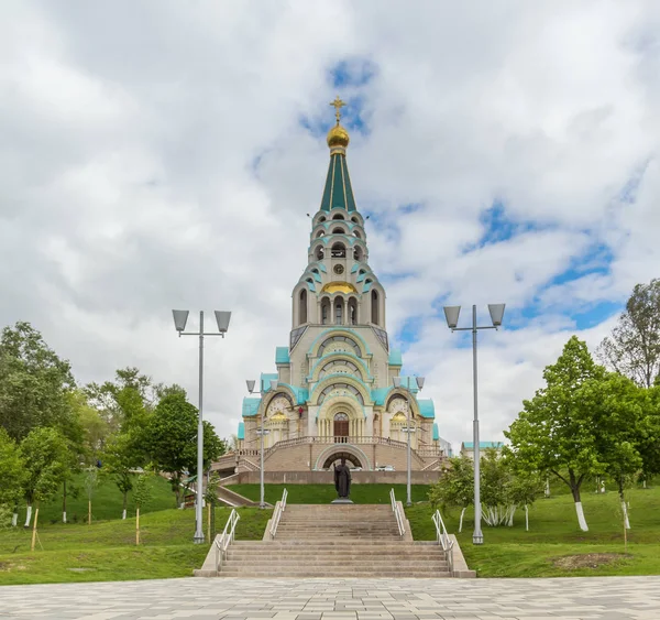 Καθεδρικός Ναός Αγίας Σοφίας στον παραλιακό δρόμο στη Σαμάρα της Ρωσίας — Φωτογραφία Αρχείου
