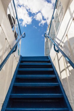 Geminin iskelesine tırmanıyorum.