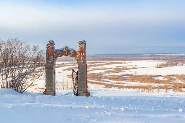 View of the gates and Oka in the Nizhny Novgorod region in winte — Stock Photo, Image