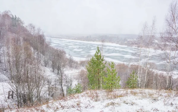 Sneeuw over de oevers van de Oka rivier — Stockfoto