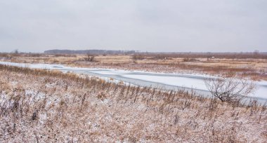 Buzlu küçük nehir