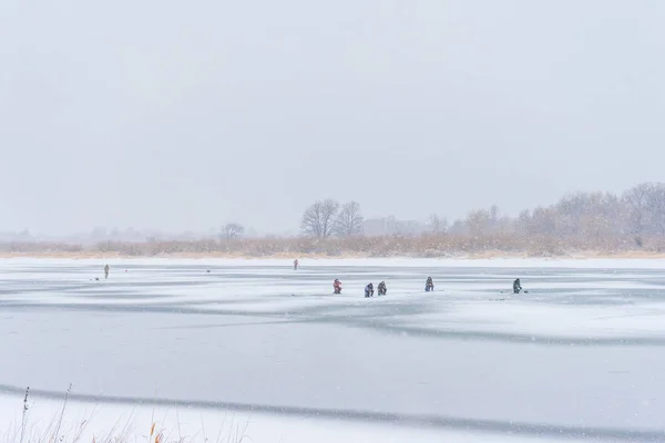 Pescadores en el río Oka en invierno — Foto de Stock