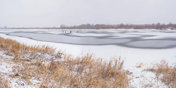 Río Oka con pescadores sobre hielo —  Fotos de Stock