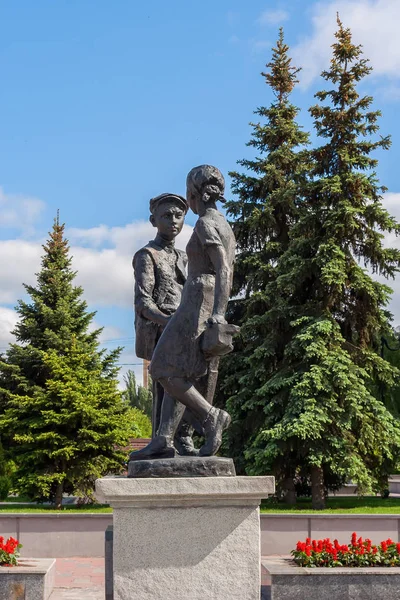 Samara 'daki Kahramanlar Meydanı' nda ev işçileri anıtı — Stok fotoğraf