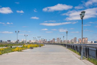 Kazanka seti Kaz 'da bir yerleşim yerine bakıyor.