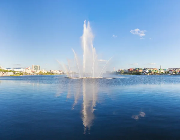 Brunnen auf einem See in Kazan mit Spiegelung — Stockfoto