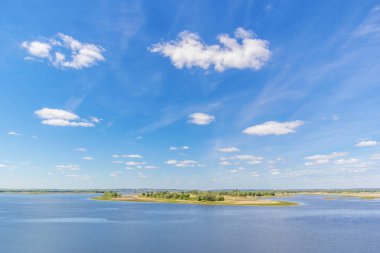 Tataristan 'da Volga nehri üzerindeki bulutlar ve ada