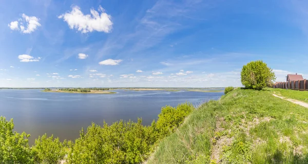 Tataristan 'daki Sviyazhsk yakınlarındaki Volga Nehri' nin genişliği