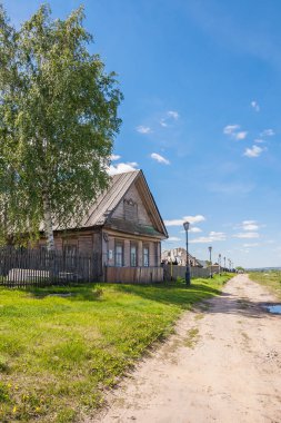 Köyde huş ağacı olan bir ev.