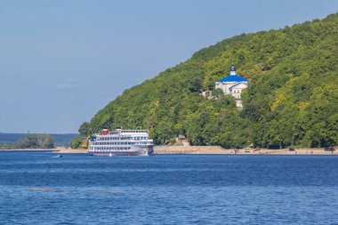 Ta 'daki Makaryevsky Manastırı yakınlarındaki Volga' daki motorlu gemi.