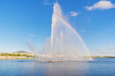 Kazan 'da gökkuşağı olan bir göldeki çeşme.