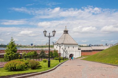 Yazın Kazan Kremlin Kulesi manzarası