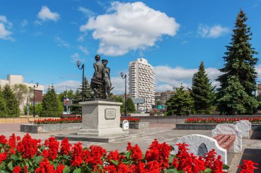 The square for the heroes of the 21st army and a monument to chi