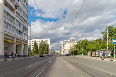 Samara şehri, Samara bölgesi / Rusya - 21 Mayıs 2019: Güneşli bir günde tramvay rayları olan cadde