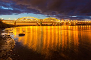 Nizhny Novgorod 'da Volga nehri boyunca uzanan köprünün altın ışığı