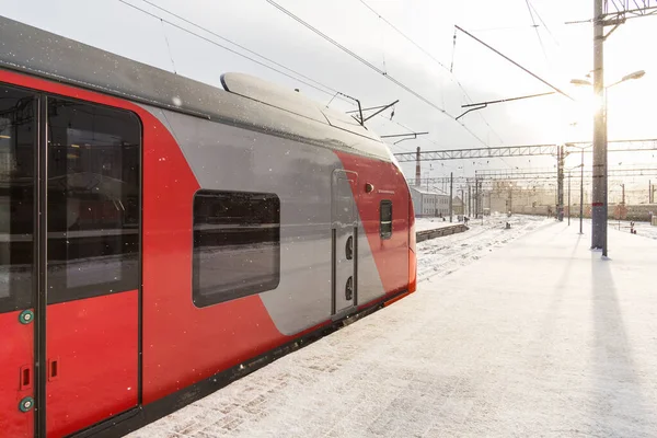 Tren Sol Una Mañana Invierno Una Plataforma — Foto de Stock