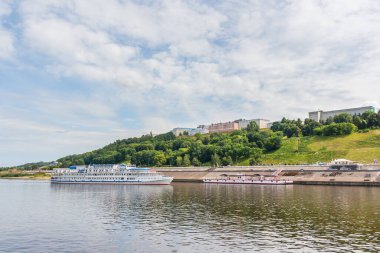 Rusya, Nizhny Novgorod 'daki rıhtıma bir gemi yaklaşıyor.