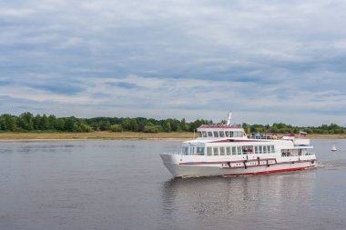 Yazın nehirde tekne gezisi.